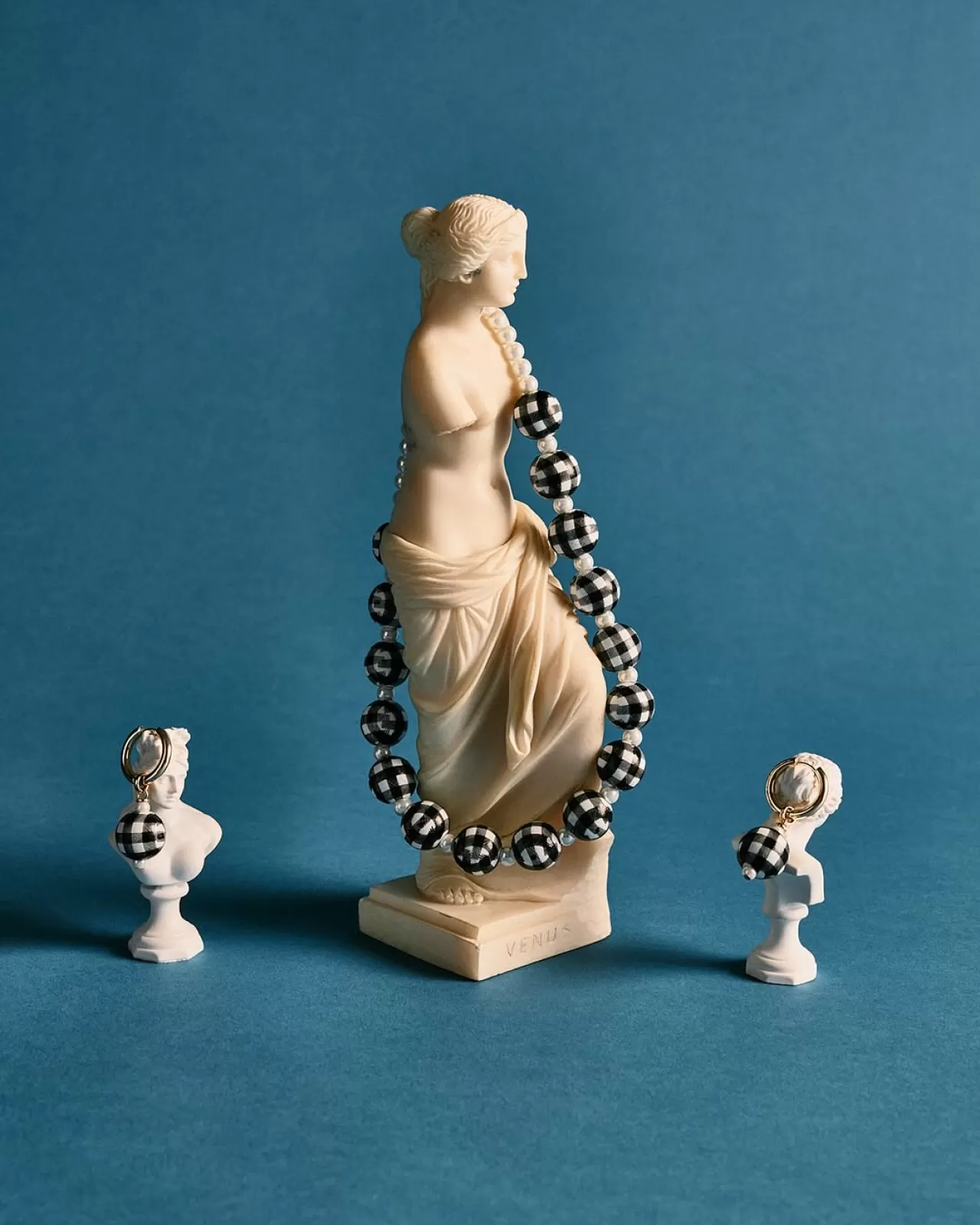 Shrimps'in Yeni Koleksiyonu: Gingham Desenli Ahşap Boncuklar İnci İle Buluşuyor