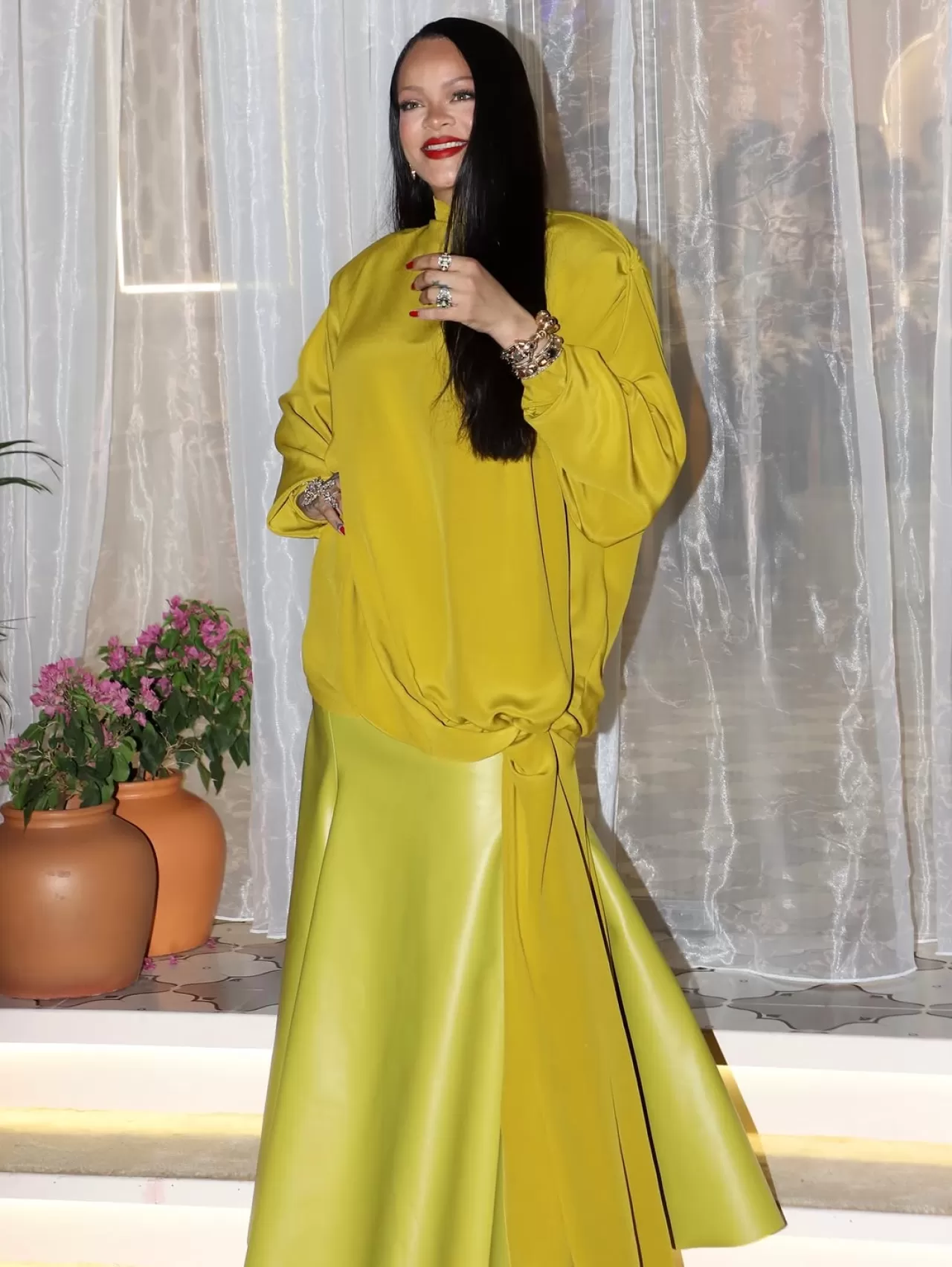 Rihanna'nın Mumbai'deki Fenty Beauty Etkinliğinde Çarpıcı Chartreuse Mugler Kıyafeti