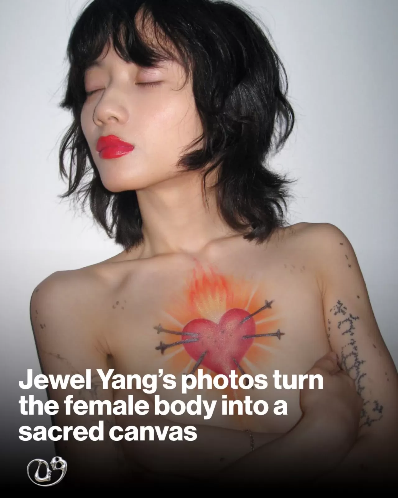 Jewel Yang: Dazed Beauty'de İlahiyat ve Geçicilik Üzerine Dokunsal Makyaj Sanatı