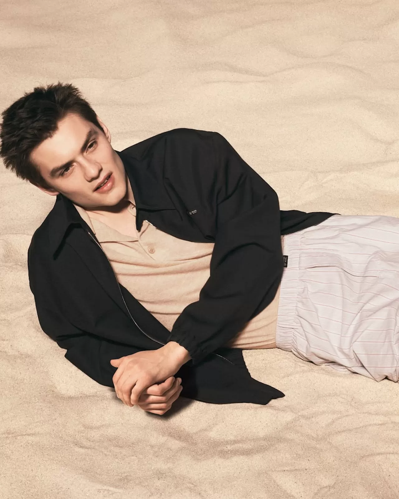 Prada'nın 2026 Yaz Kampanyası: Louis Partridge ile 