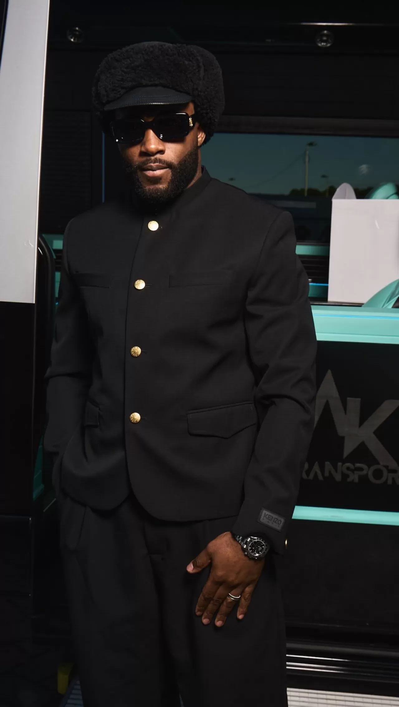 Gradurofficeil243: Geç Kalmanın Pahalı Stili ve Panda Daytona