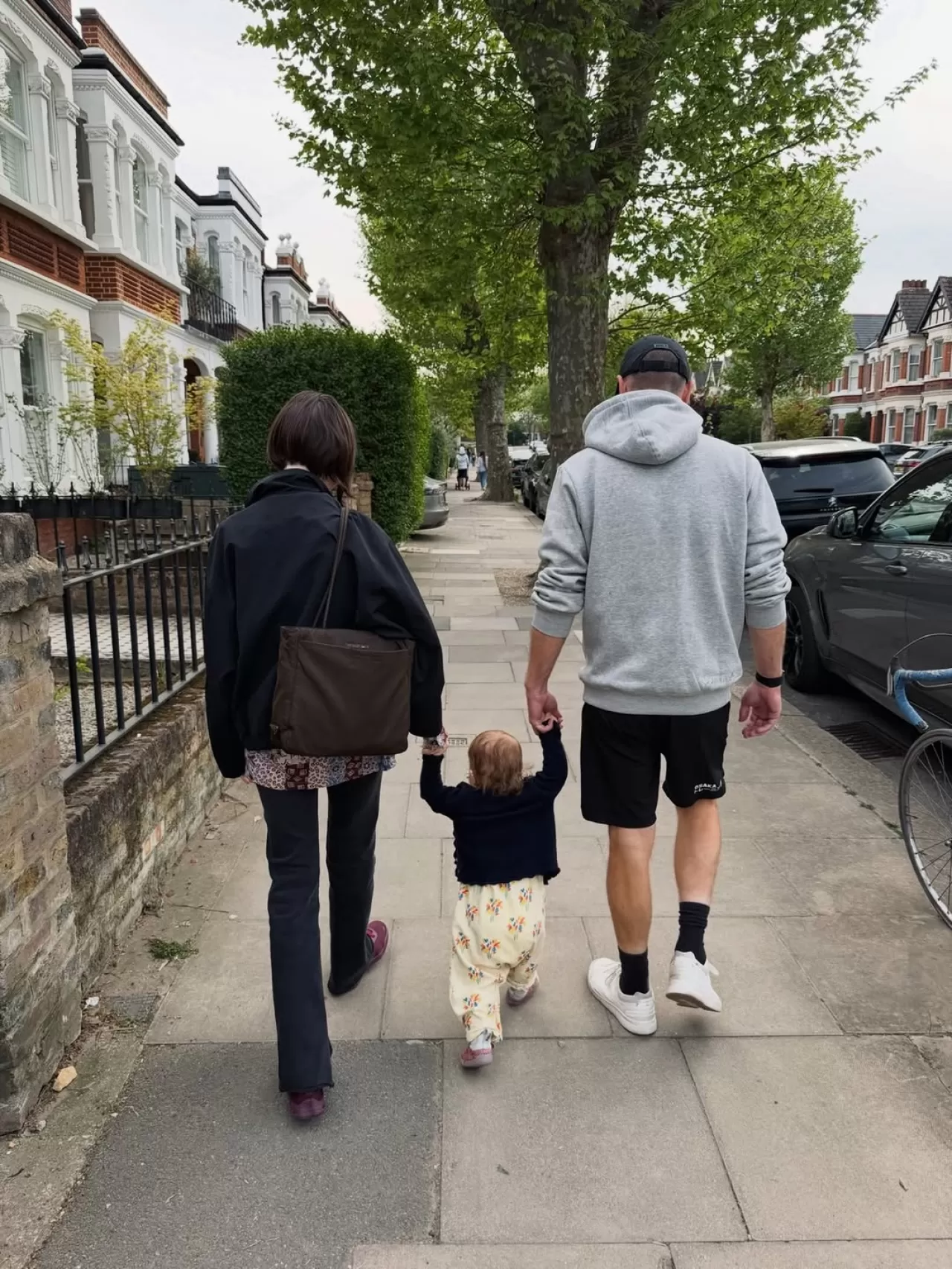 Lily Collins Taşıyıcı Anne Yöntemiyle Sahip Olduğu Çocuğuyla Pazar Yürüyüşü Paylaştı