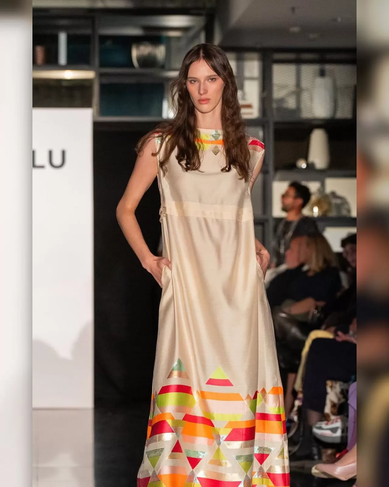 Atıl Kutoğlu'ndan İşlemeli İpek-Pamuk Kokteyl Elbisesi Yakında Satışta