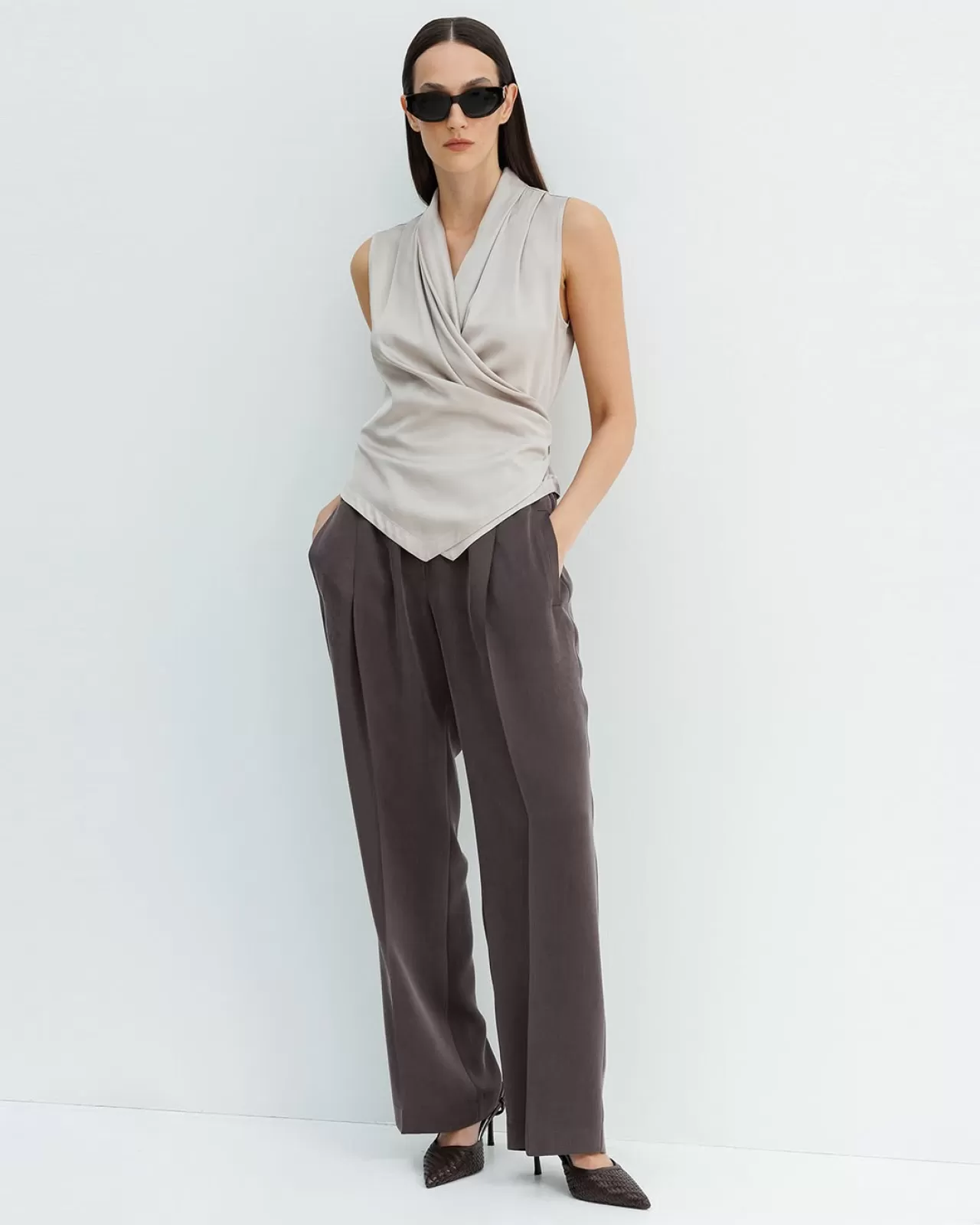 Tüzün'den 2026 İlkbahar/Yaz Koleksiyonunda Zamansız Zarafet: Anvelop Tokalı Bluz