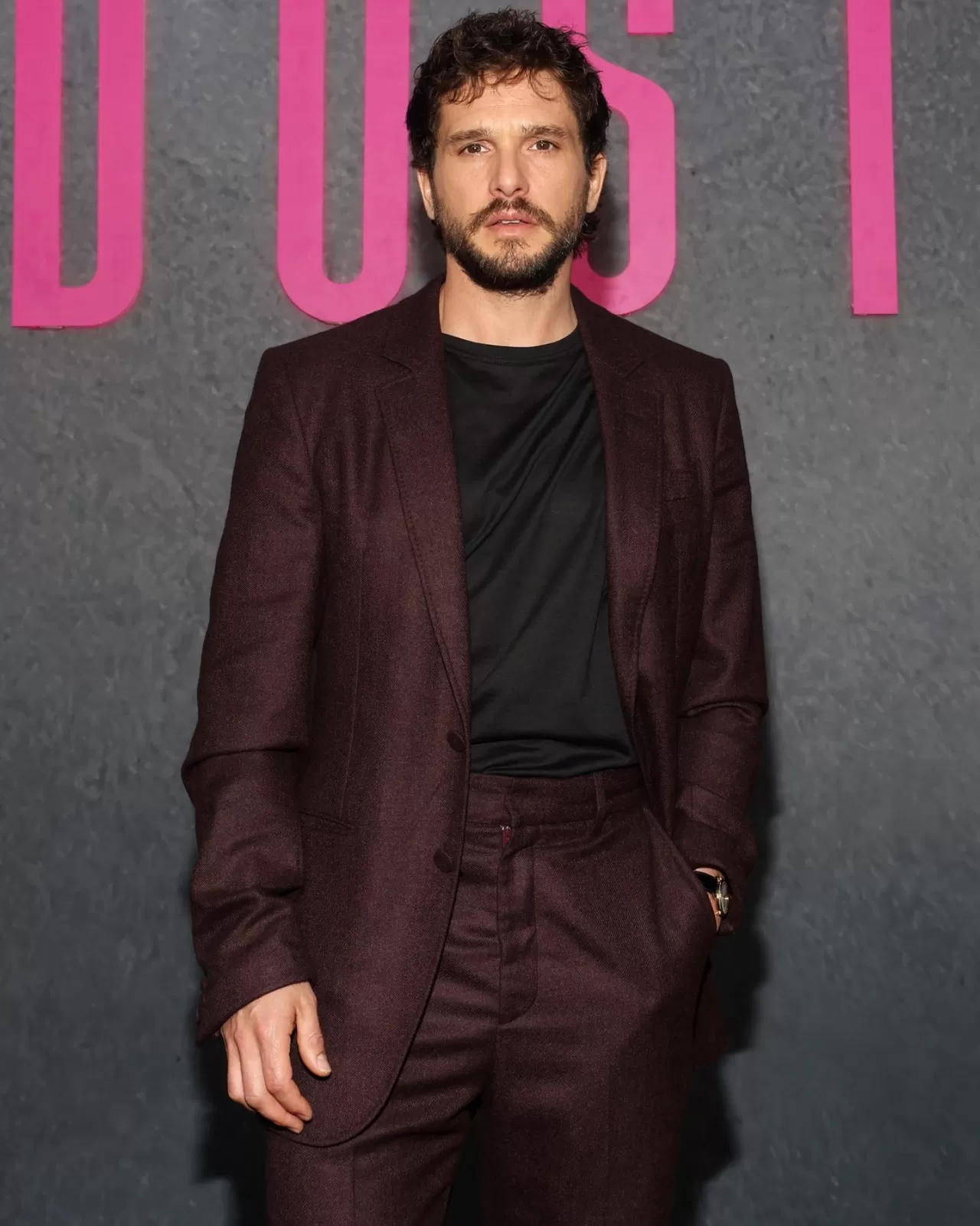 Kit Harington GQ İçin Melek Bukleleri ve Sakalıyla Dikkat Çekti
