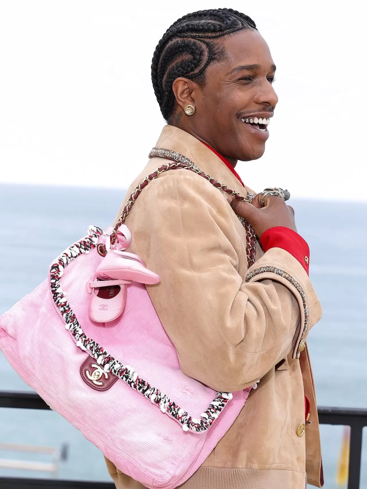 ASAP Rocky, Chanel Cruise'da Bebeğinin Ayakkabılarıyla Stil Yaptı