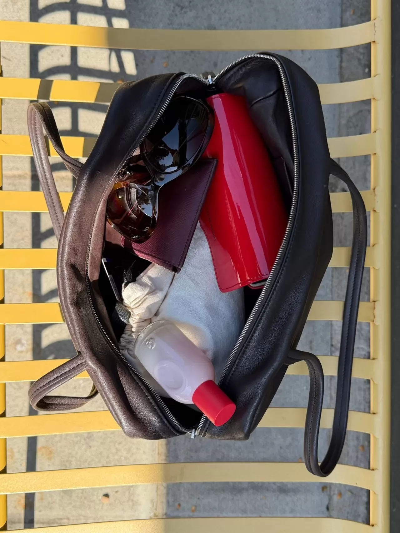 Glossier'in Yeni Kampanyası: Kaotik Çantalar, Mükemmel Kokular