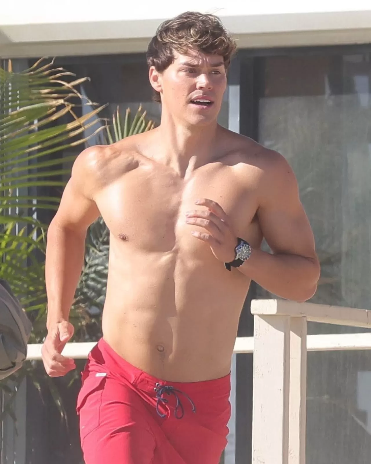 Noah Beck, Venice Beach'te Baywatch Setinde Koşarken Görüntülendi