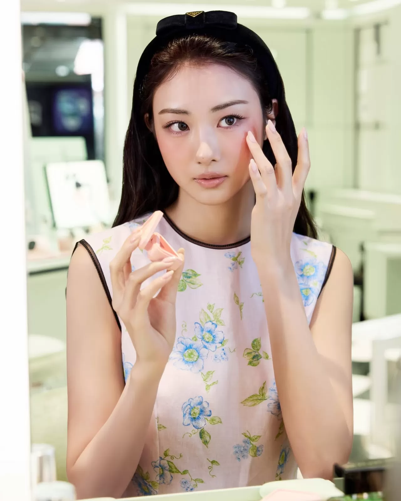 MEOVV'lu Gawon'dan Seoul'de Prada Beauty Ziyareti