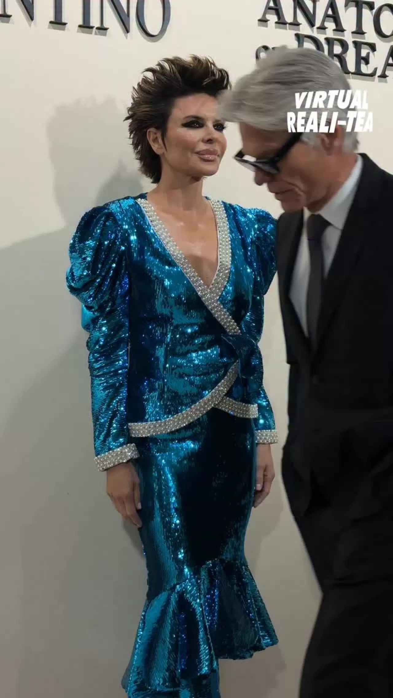 Harry Hamlin'den Lisa Rinna'ya Sürpriz Photobomb: CULT100 Kırmızı Halısında İş IDuvarı
