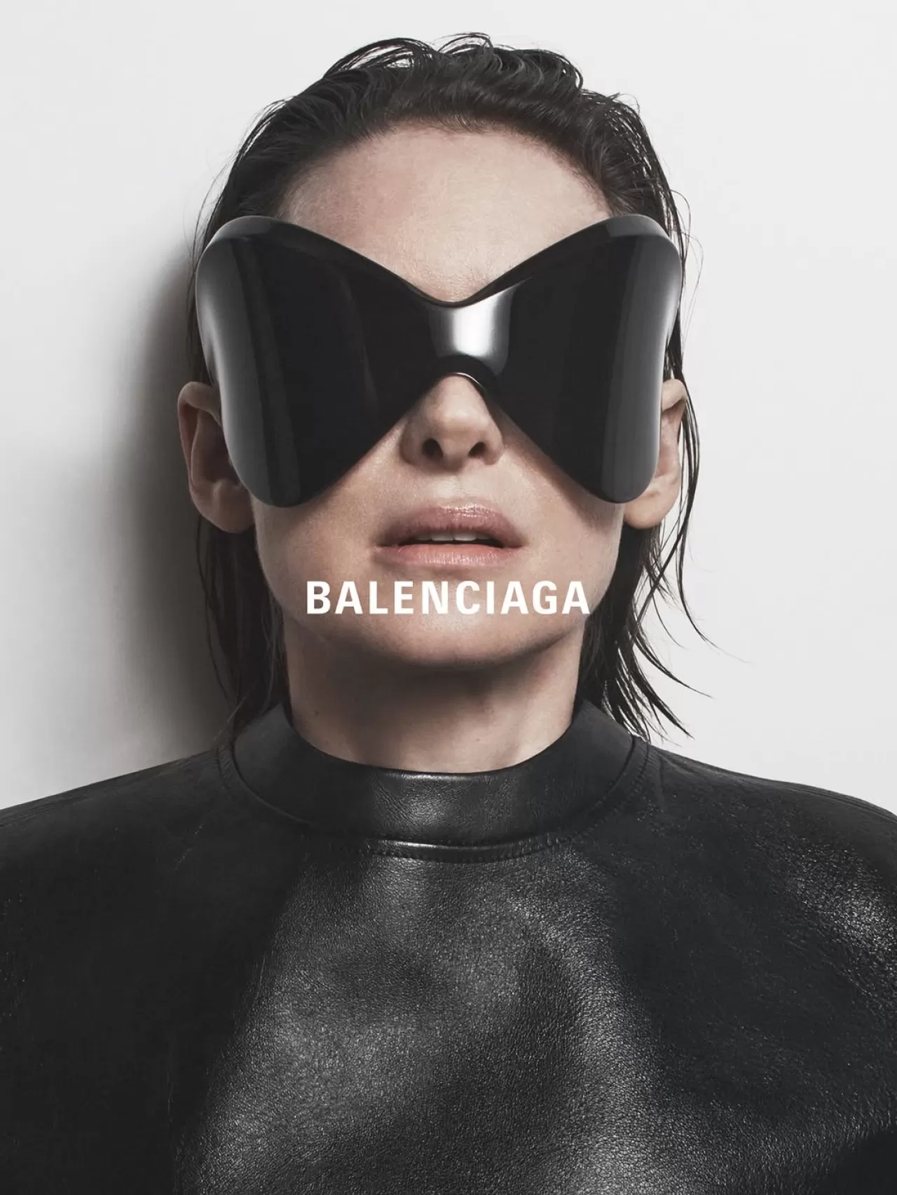 Balenciaga'dan Winona Ryder'li Yeni Kampanya: Summer 26 Koleksiyonu