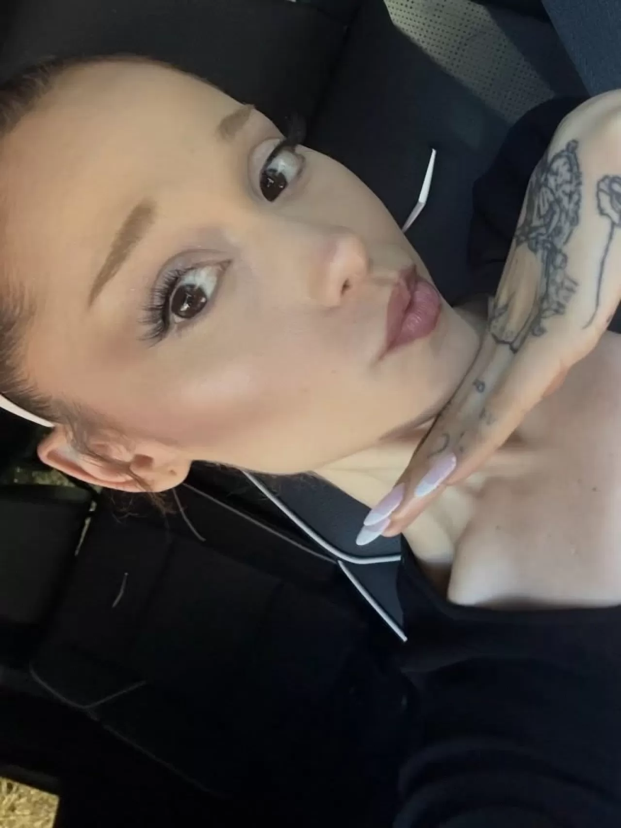 Ariana Grande'nin Gözdesi: R.E.M. Beauty Mélange Glossy Balm
