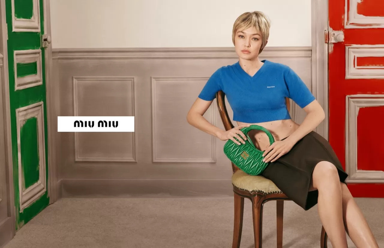Miu Miu 2026: Gigi Hadid Wander Çanta ile Kam payanın Yüzü Oldu