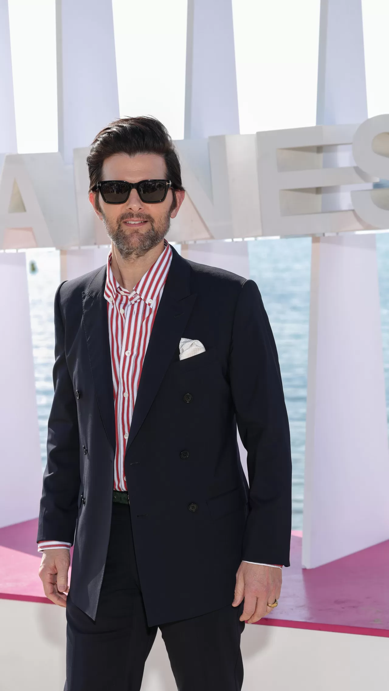 Adam Scott Canneseries'te Ödül Aldı: Severance ve Sinema İlhamlarını Anlattı