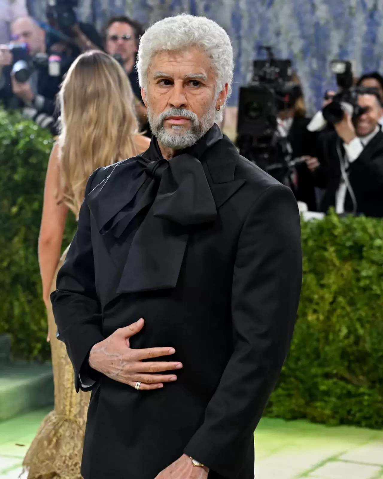 Met Gala 2026'da Bad Bunny Şok Etti: Yaşlı Adam Kostümüyle Herkesi Şaşırttı