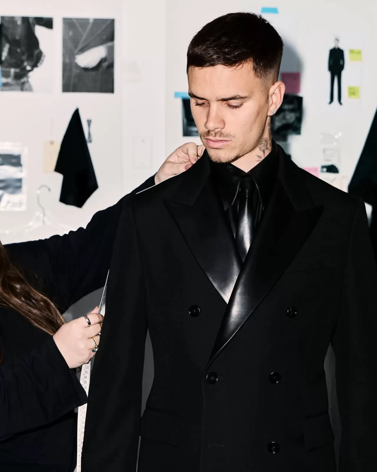 Romeo Beckham, 2026 Met Gala'da Burberry Tasarımıyla Görsel Sanatçıya Gönderme Yaptı