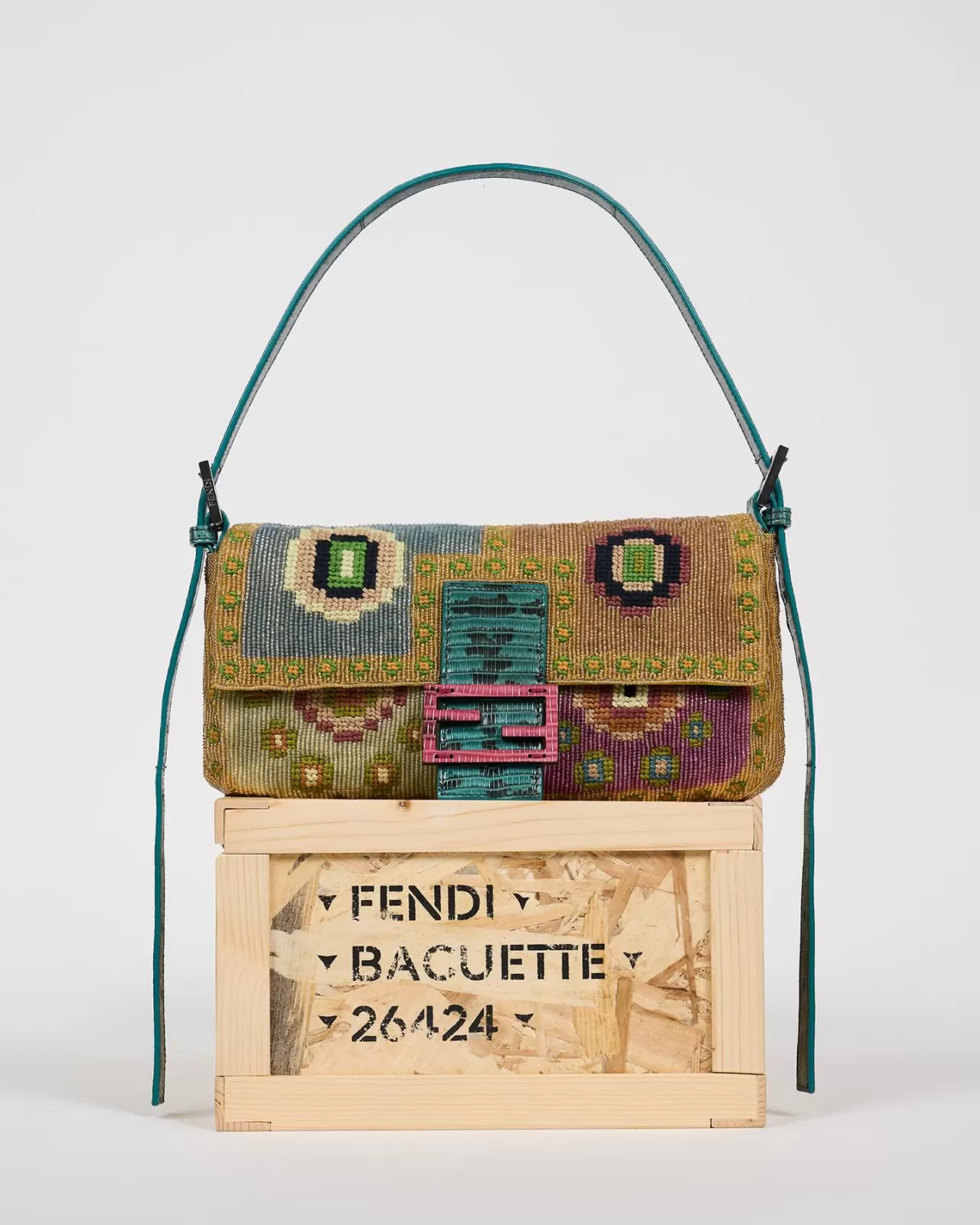 FENDI'nin İkonik Baguette Çantası 51.400 Boncukla Yeniden Doğuyor