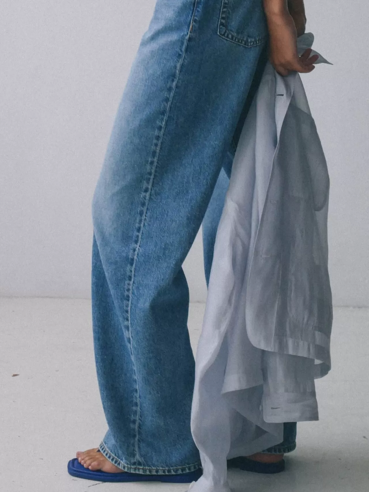 rag & bone 2026 Yaz Koleksiyonu: Hafif Kot ve Jelly Sandalet Trendi
