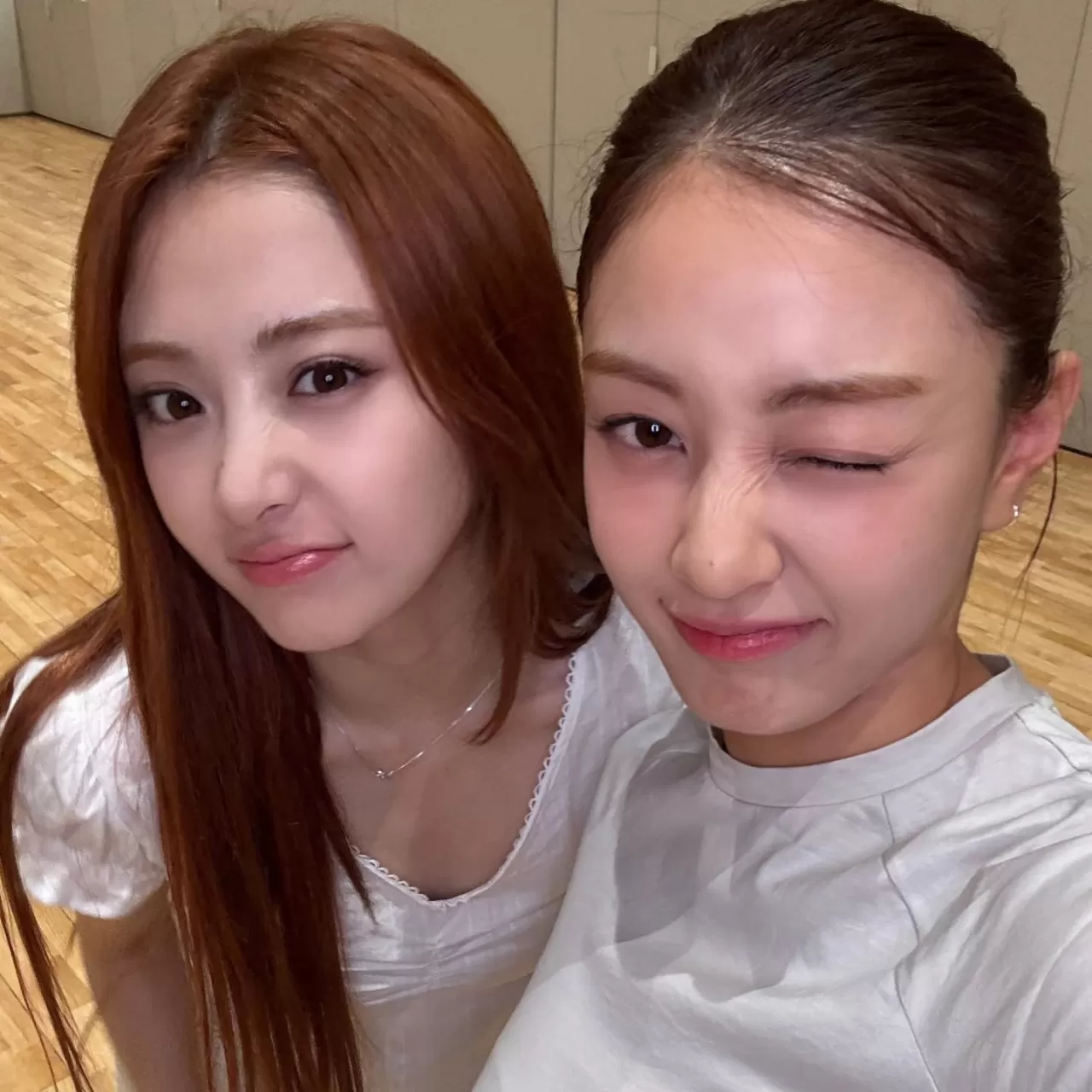 Le Sserafim Yunjin, TWICE Jihyo'dan Aldığı Takım Çalışması Tavsiyesini Paylaştı