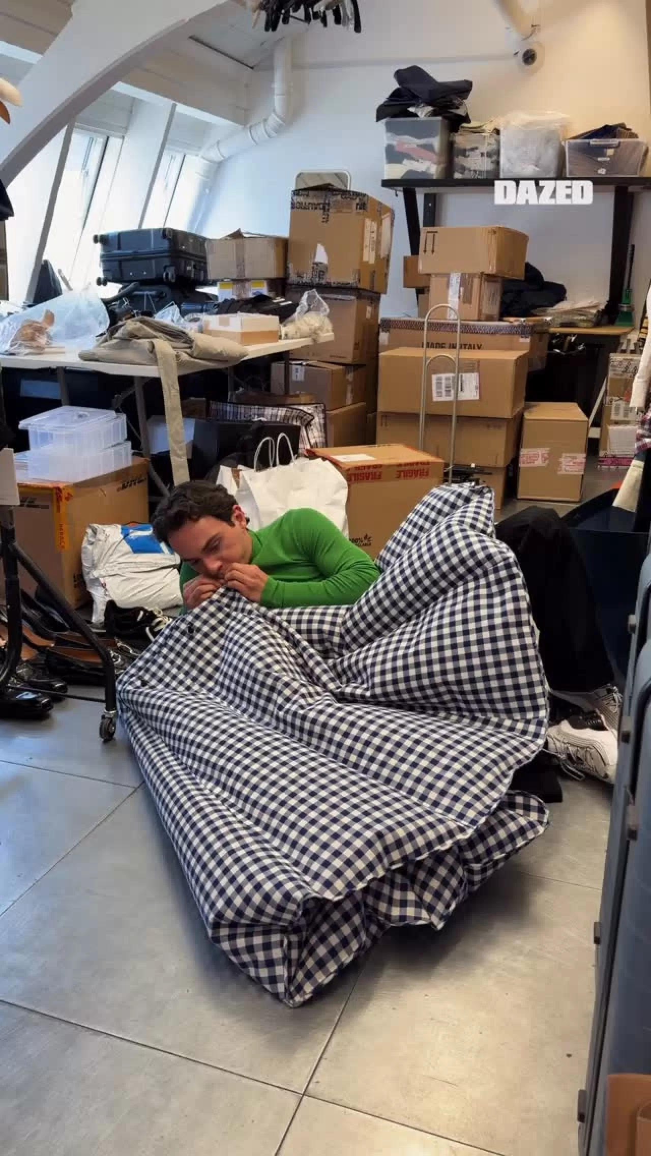 Dazed Ofisi Loewe'nin Viral Şişme Montunu Test Ediyor