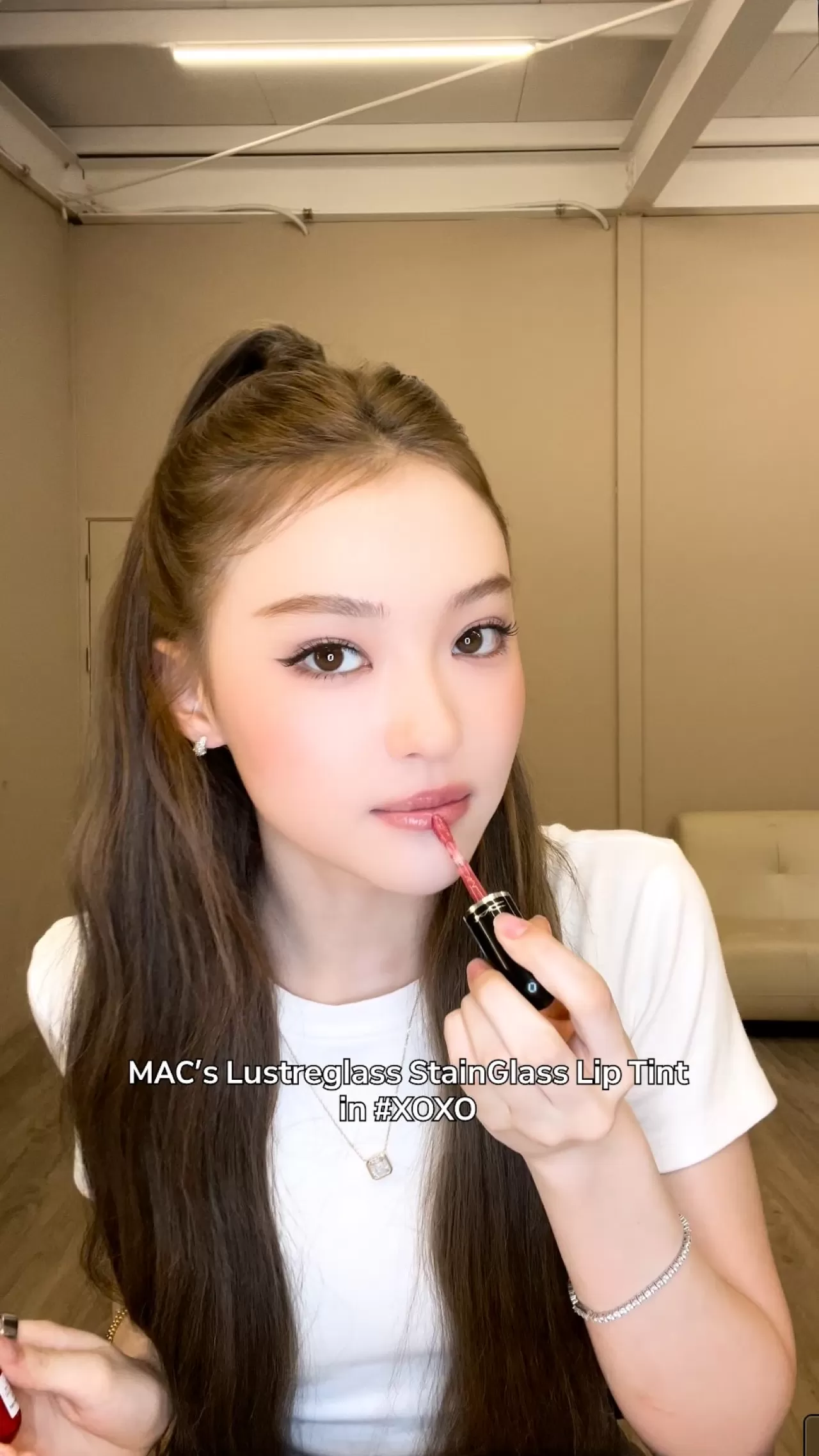 ELLA, MAC'in Işıl Işıl Rujlarını 