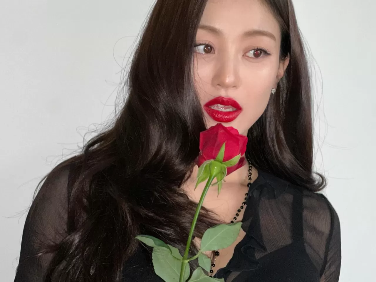 Jihyo TWICE'dan Jenevieve'in "Hvnly" Şarkısına Yaratıcı Katkı