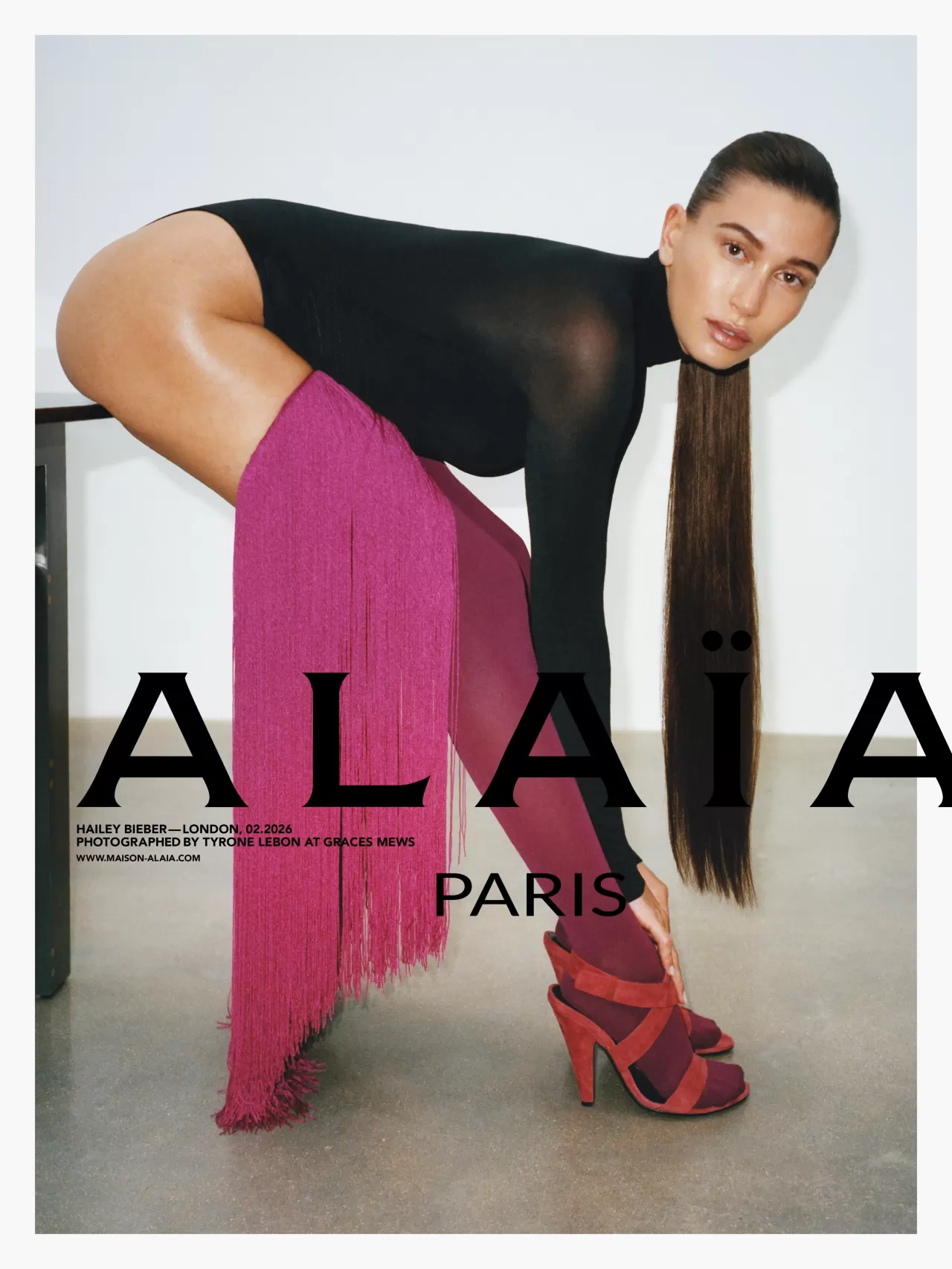 Hailey Bieber, Pieter Mulier'in Maison Alaïa'sı için Tyrone Lebon Objektifine Poz Verdi