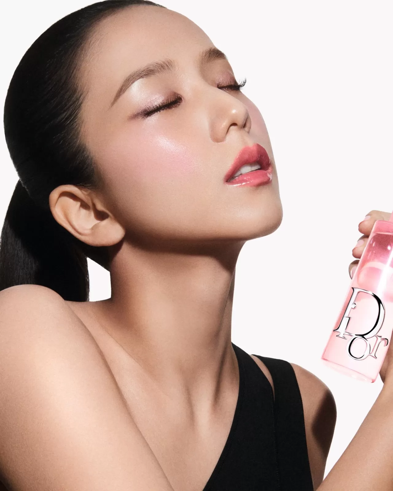 Dior, Jisoo İmzalı Yeni Makyaj Sabitleyici Spreyi Tanıttı
