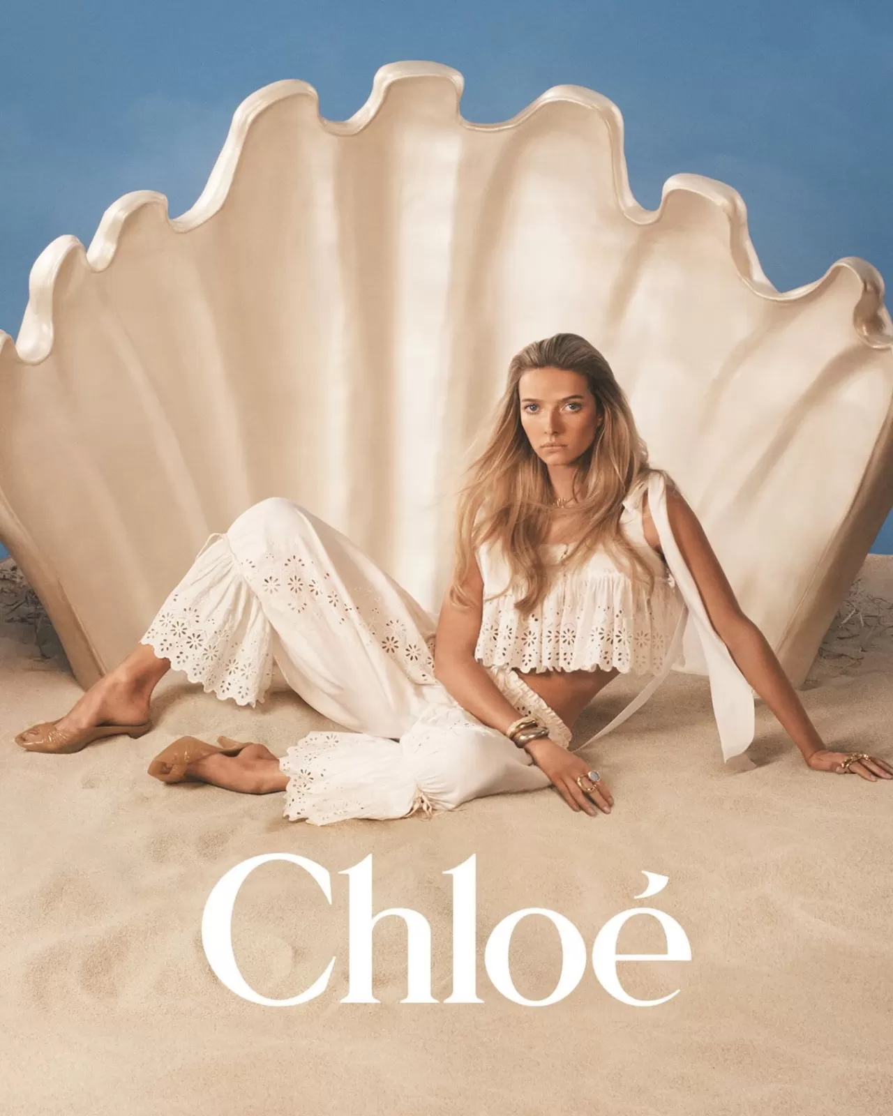 Chloé'nün Yeni Yaz Rüyası: Chemena Kamali'nin À La Plage Koleksiyonu ve Apple Martin