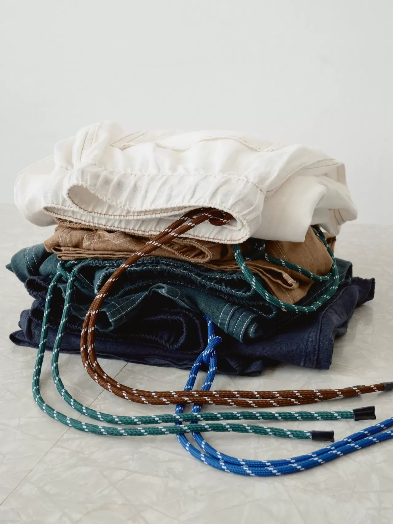 rag & bone Yaz İçin Atlas Keten Pantolonunu Tanıttı: Rahat Kesim, Renkli Kordon