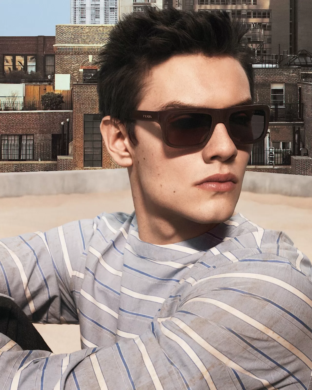 Prada, Yaz 2026 Gözlük Kampanyasında Louis Partridge ile 'Kentsel Plajlar'a İniyor