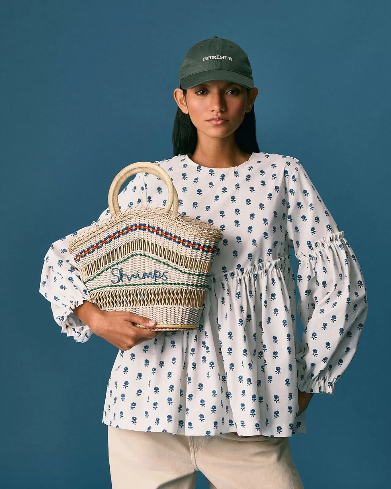 Shrimps'tan Yeni The Elias Bag Lansmanı: Anthea Blouse ve Circe Cap ile Uyumlu