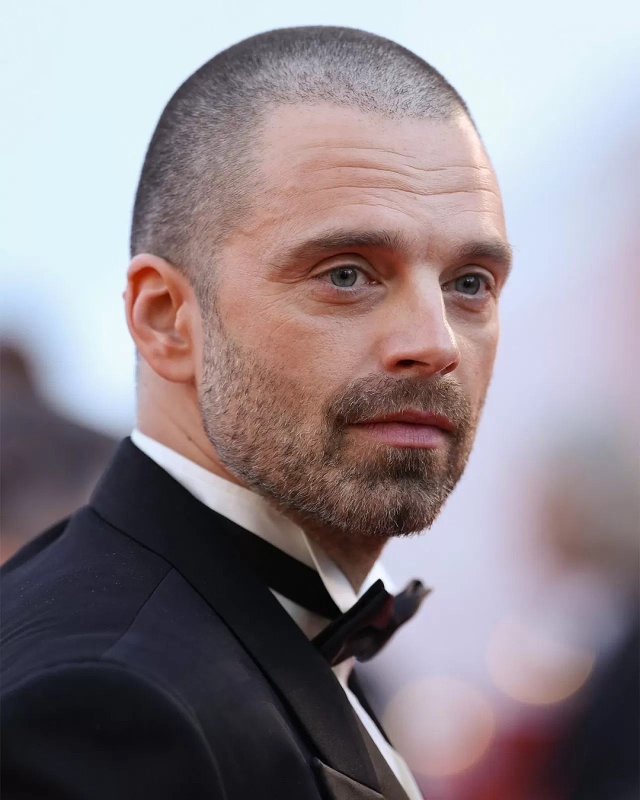 Sebastian Stan'den GQ Vurgulu Yaz Değişimi: 'Mevsimsel' Buzz Cut