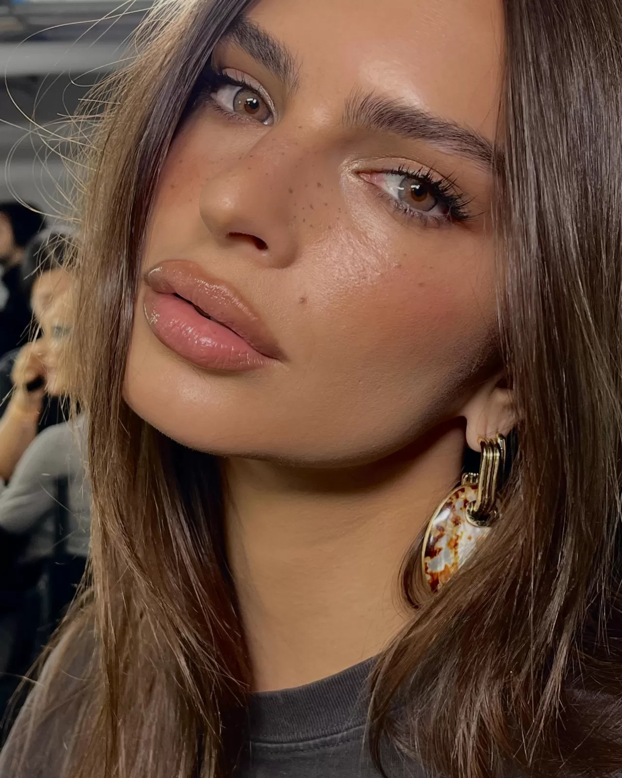 Model Emily Ratajkowski'den Gözüne Zarar Veren Takma Kirpik Paylaşımı