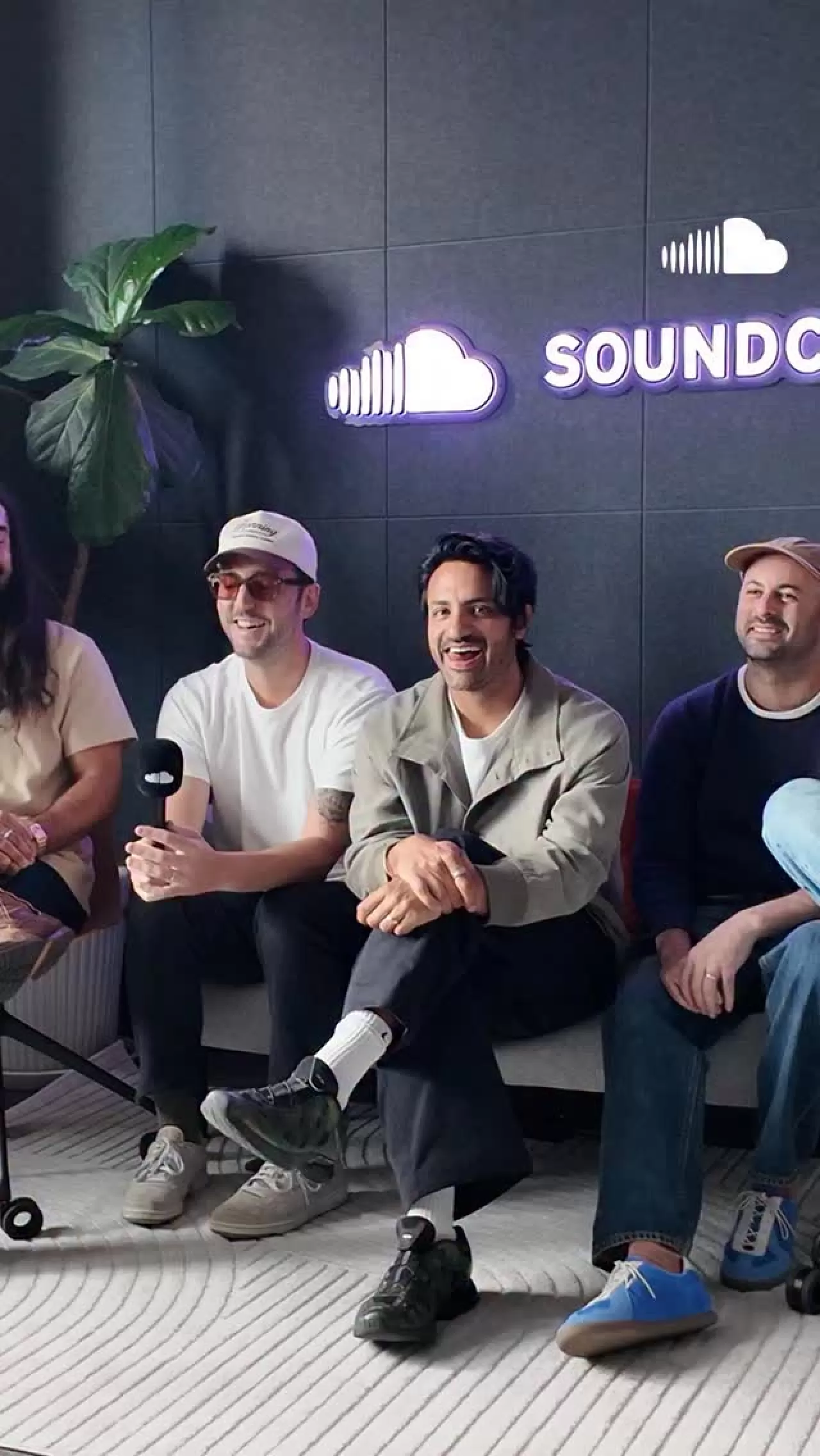 Young the Giant'dan 'First Cuts' Serisi: Müziğin Şekillendirdiği Sesler