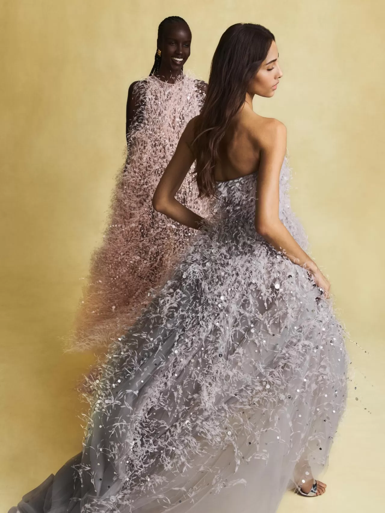 Oscar de la Renta Pre-Spring 2026 İlk Kez Ortaya Çıktı: Pullu ve Tüy İşlemeli Akşam Elbiseleri