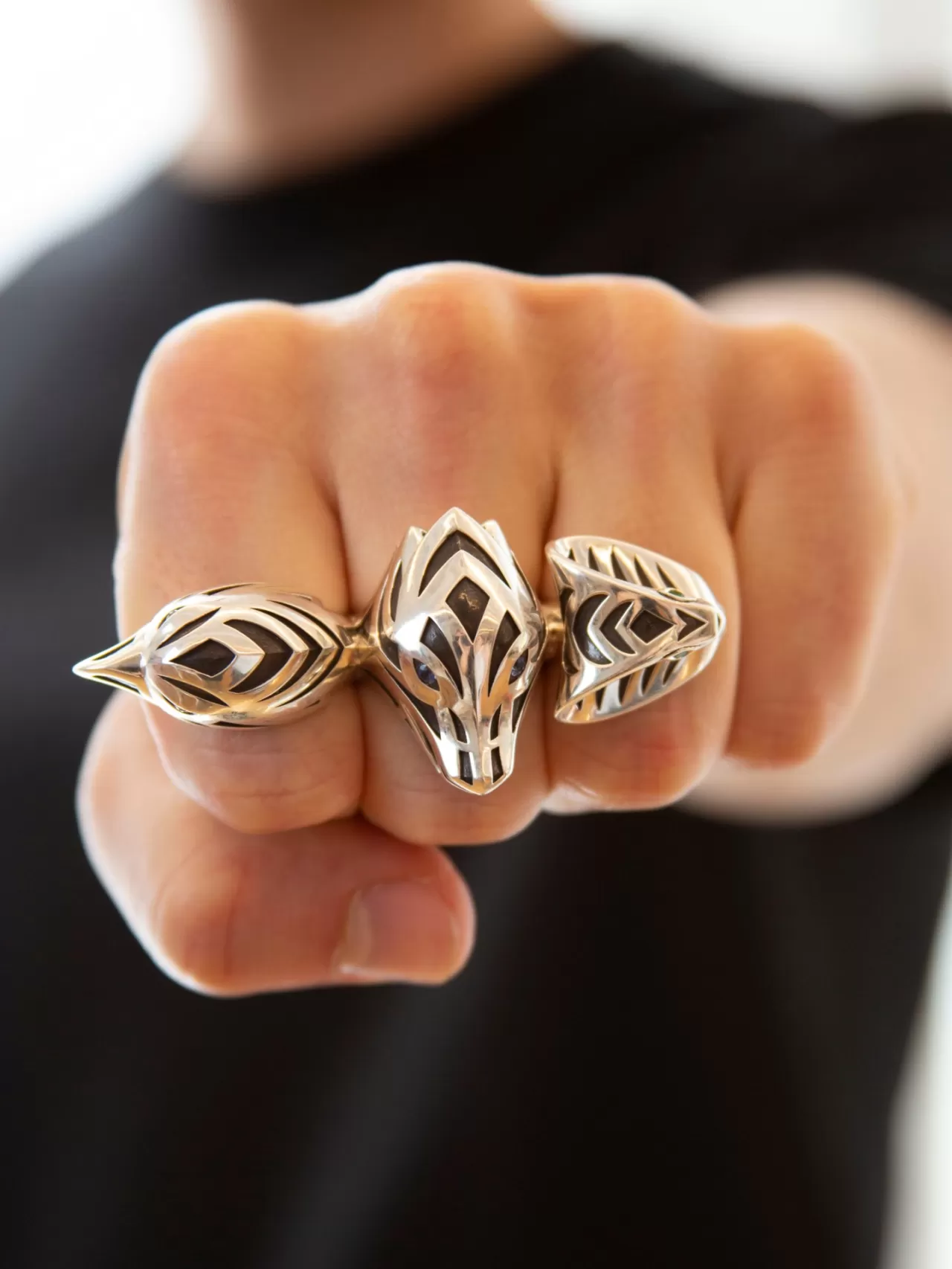 John Hardy'nin Triple Finger Legends Ring'i: Üç Efsane Tek Yüzükte