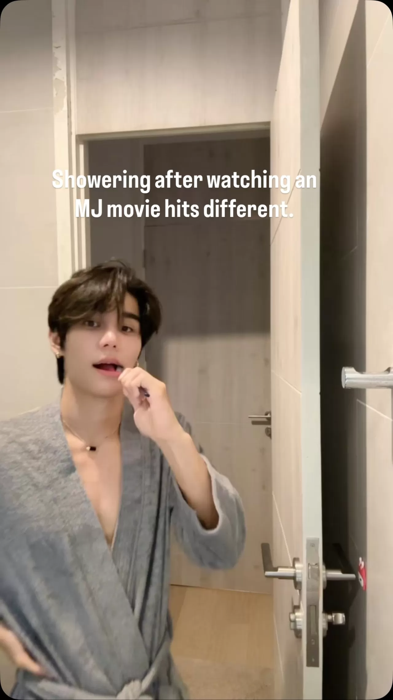 Jeff Satur'ın MJ Filminden Sonra Duş Keyfi ve Turne Sevinci
