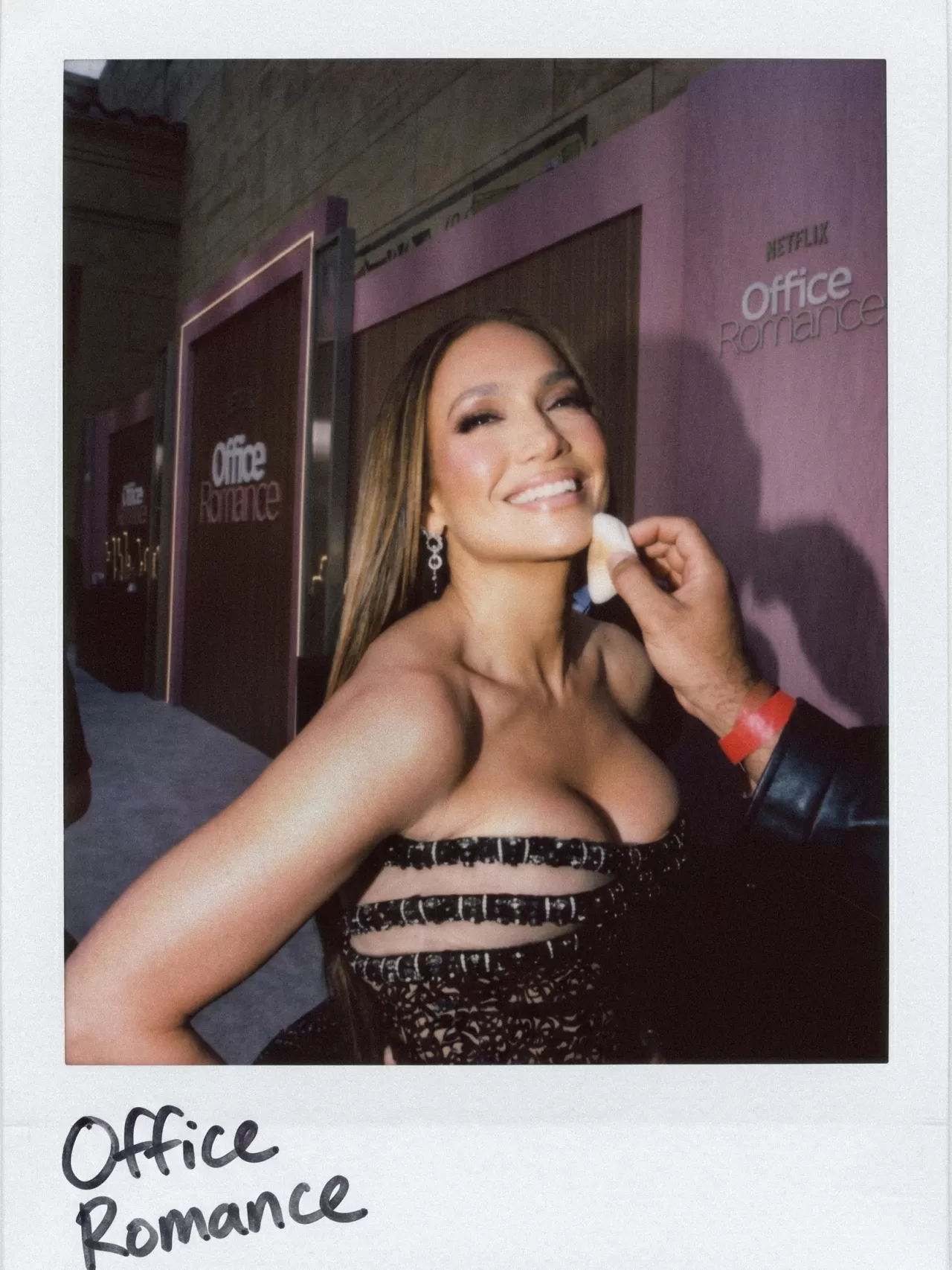 Jennifer Lopez Atelier Versace ile Mısır Tiyatrosu'nda Büyüleyici Görünüm
