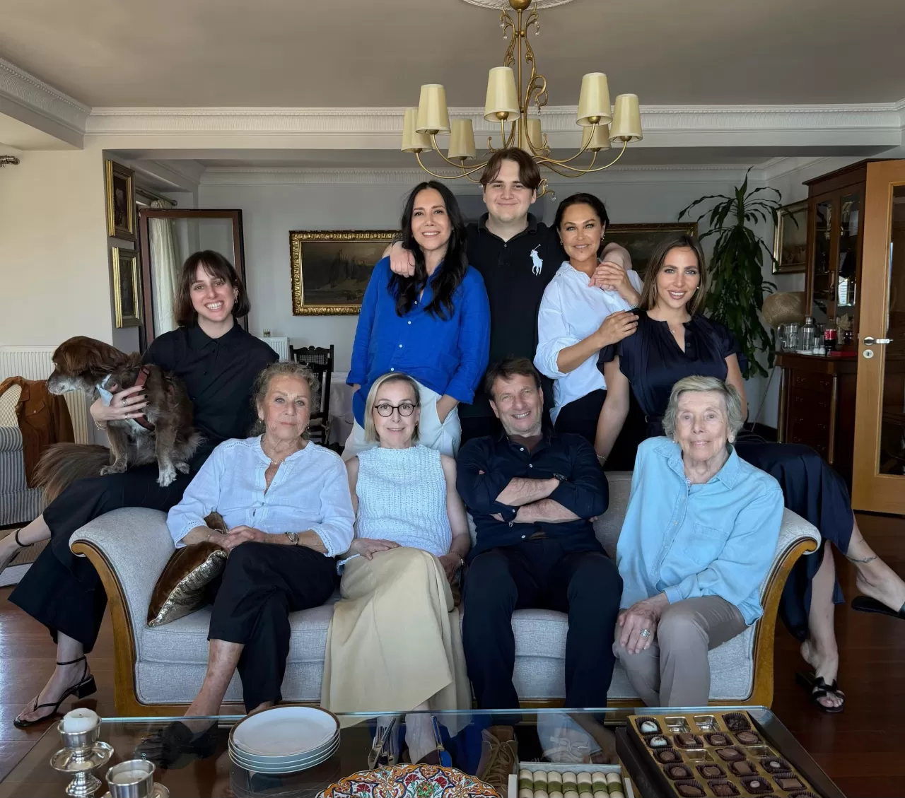 Hülya Avşar'dan Bayram Mesajı: Aile Yemeğinden Sıcak Paylaşım