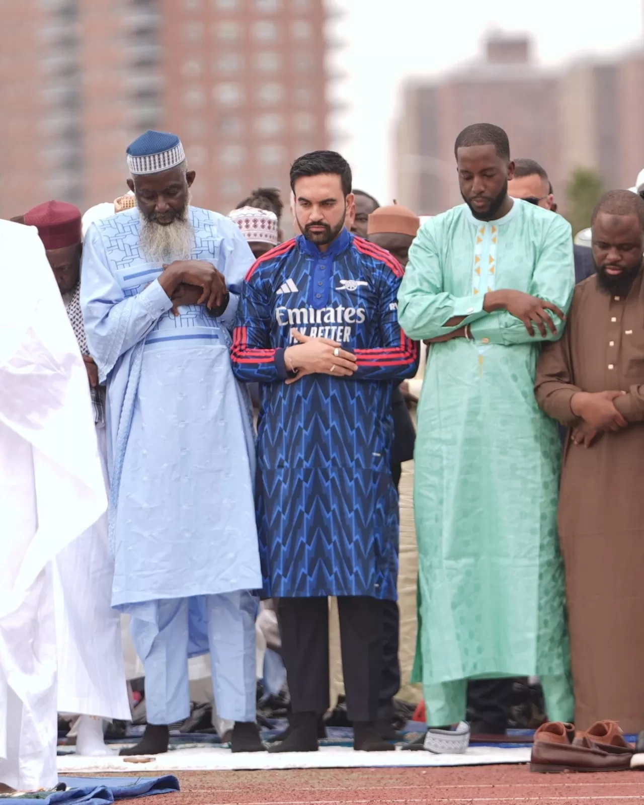 NYC Belediye Başkanı Arsenal Temalı Geleneksel Kıyafetle Bronx'ta Eid Namazında