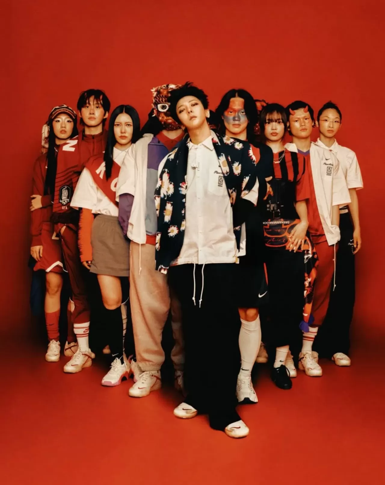 G-Dragon'ın PEACEMINUSONE Markası Futbol Taraftar Kültürüyle Buluştu