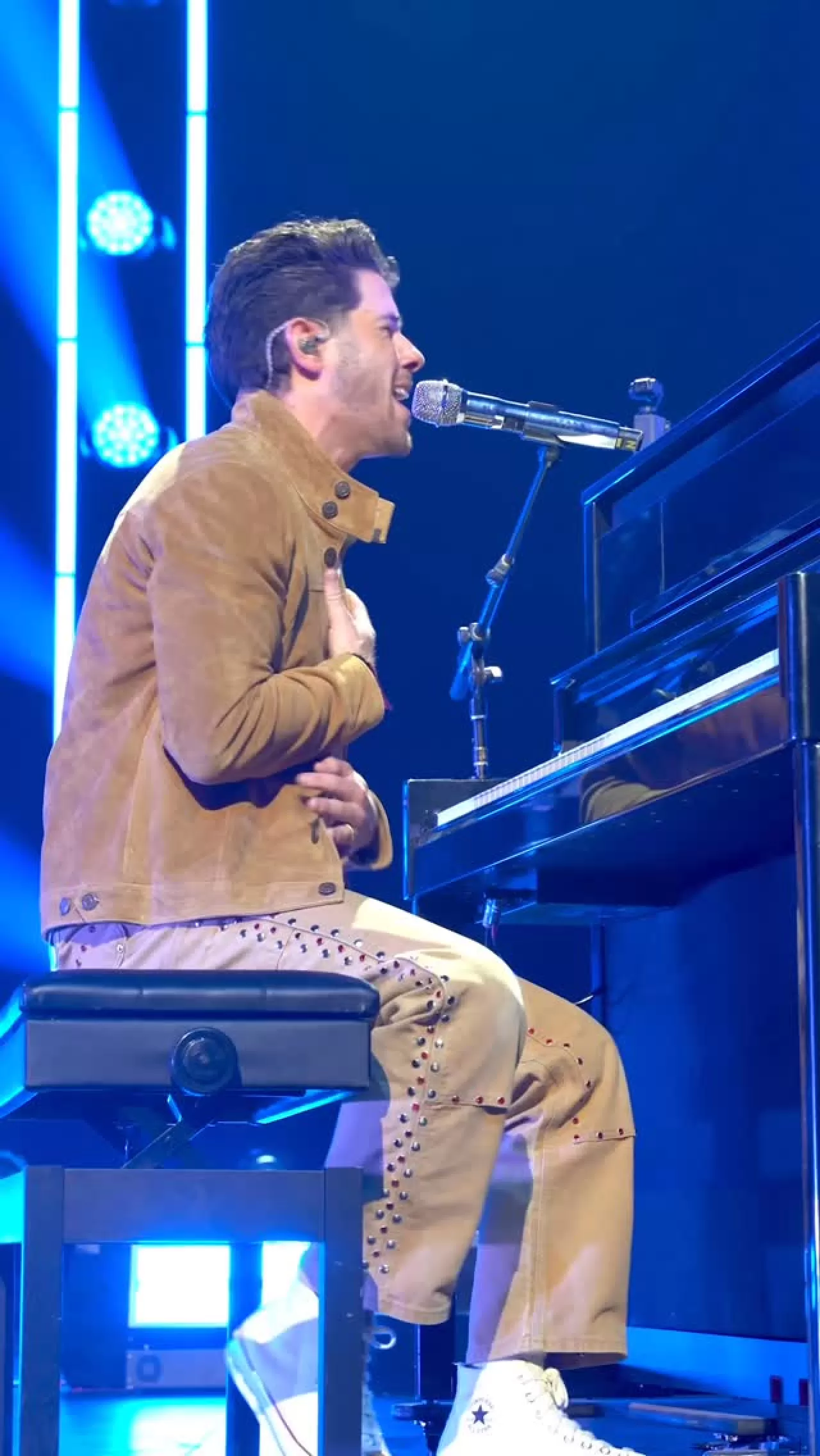 Nick Jonas'tan Power Ballad İçin Yeni Şarkı Yayında