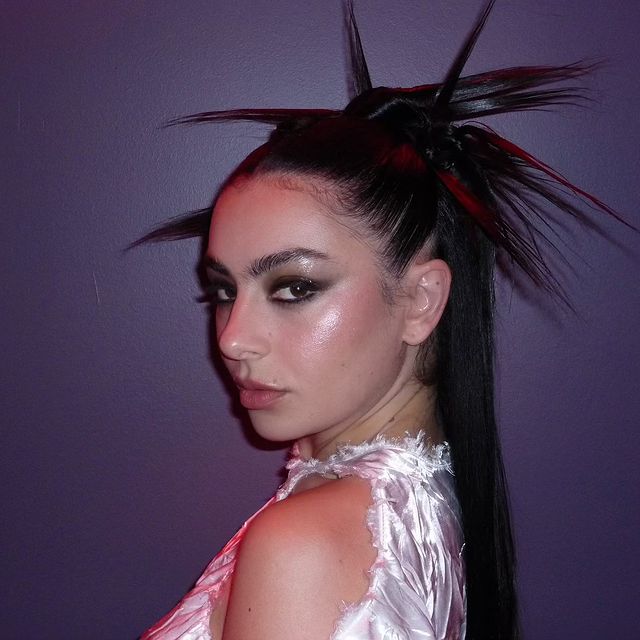 Charli XCX, Valentino Beauty ile İş Birliği Yapacak