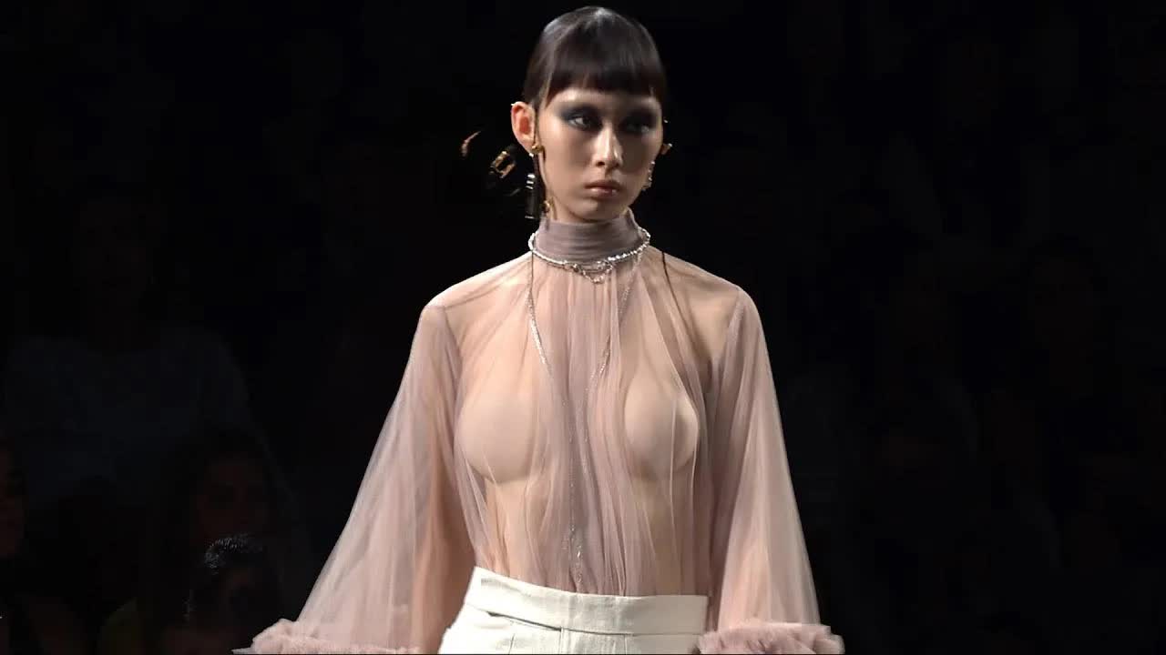 Mercedes Benz Fashion Week Madrid'de Alvaro Calafat'ın Bahar/Yaz 2025 Koleksiyonu Tanıtıldı