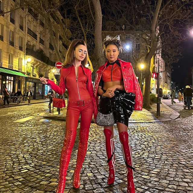 Oyuncu Lily Collins, Emily in Paris Kostümleriyle Halloween İçin İlham Veriyor