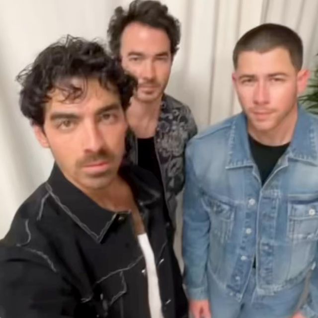 Jonas Brothers'tan Yeni Bir Tatil Şarkısı