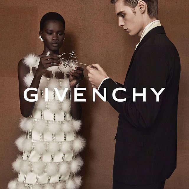 Givenchy, Yaz Sezonunda Göz Alıcı Tasarımlar Sunuyor