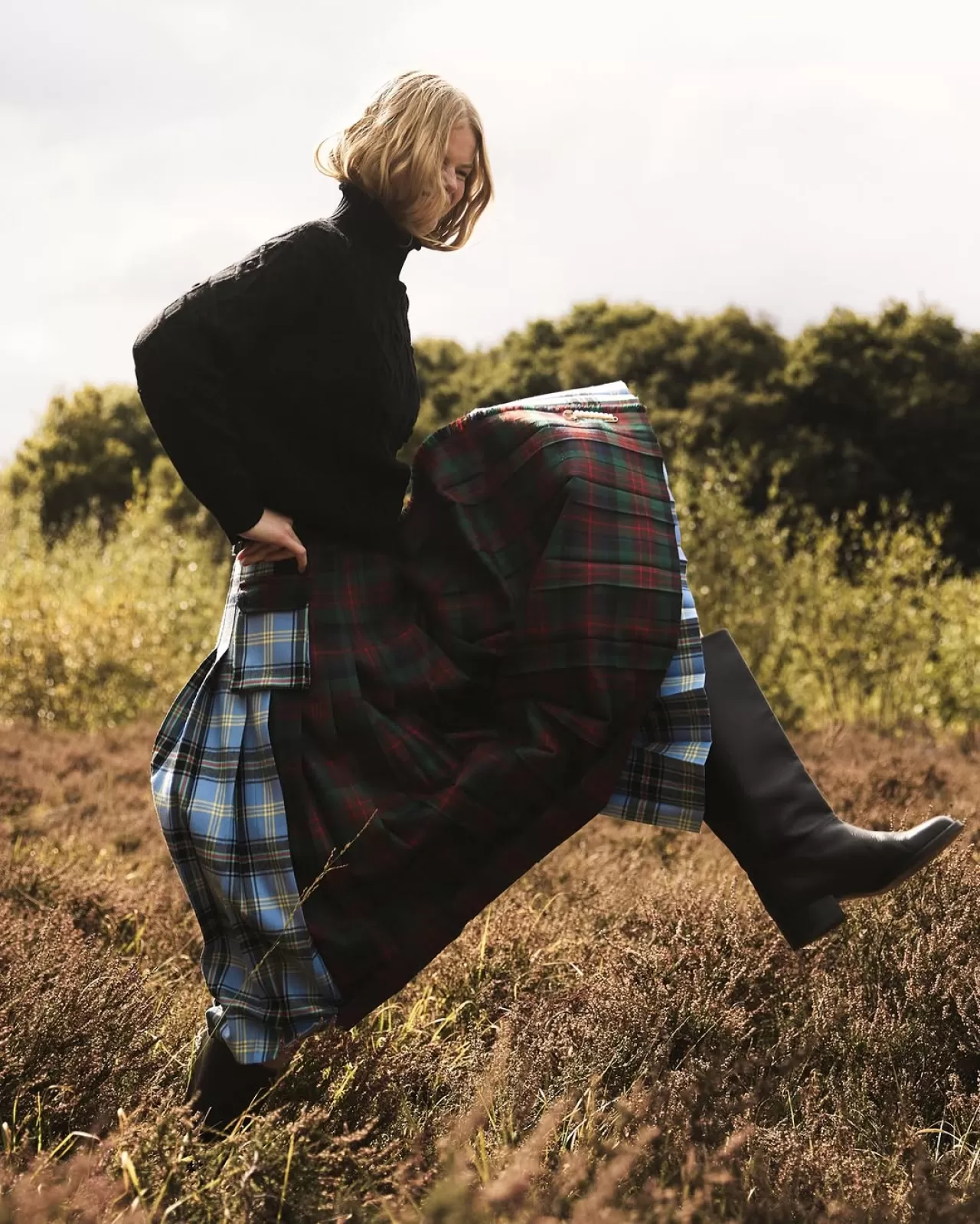 Elise Swain, Shrimps Markasının Tasarımlarıyla Overdue Magazine için Objektif Karşısına Geçti